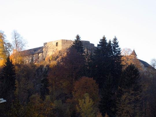 Vysoko nad údolím říčky Branné na skalnatém ostrohu ční dosud poměrně dobře zachované zbytky kolštejnského hradu.