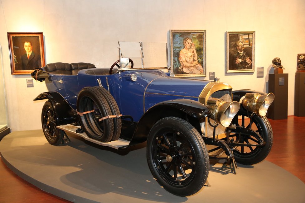 Dědeček současného poslance a předsedy TOP 09 Karla Schwarzenberga Karel V. se po zámku Orlík už v roce 1913 proháněl automobilem značky Benz.