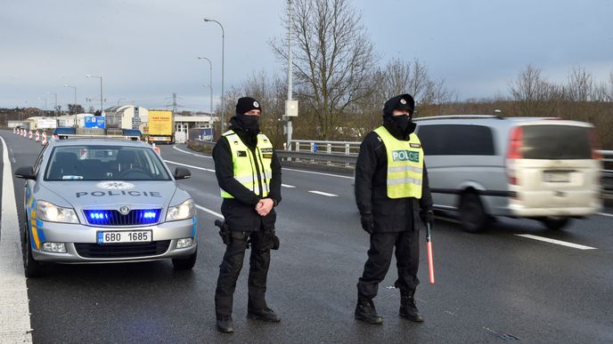 Policisté kontrolují 30. ledna 2021 v Lanžhotě provoz na přechodu se Slovenskem Břeclav-Brodské.