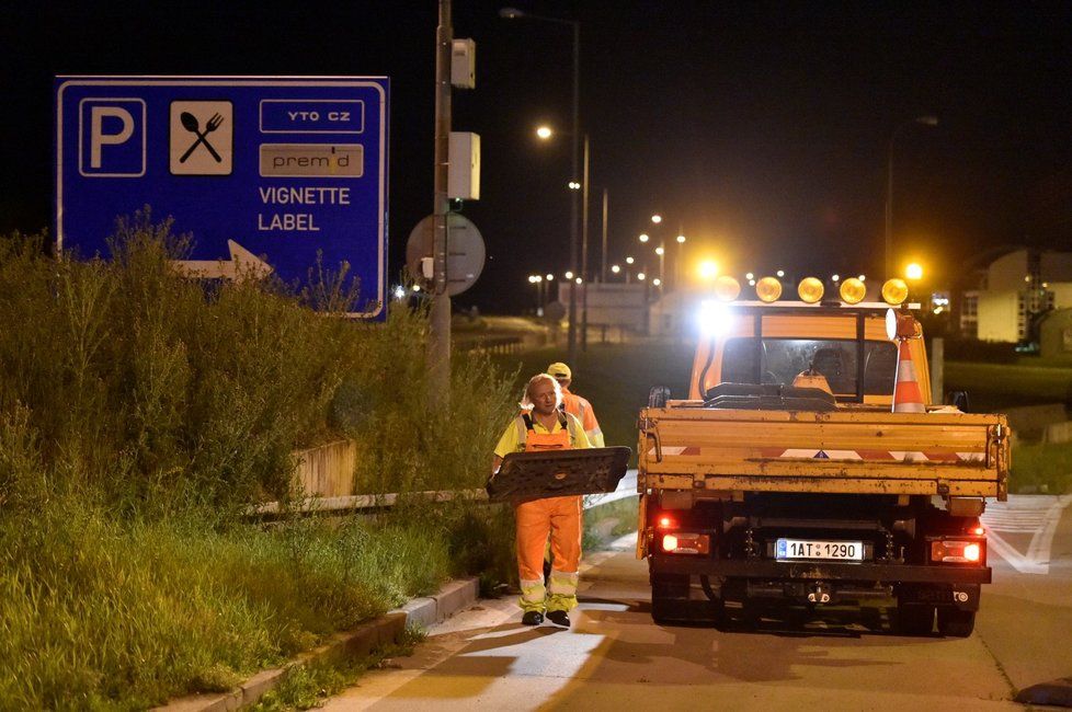 Dělníci odstraňovali v noci na 4. června 2020 zábrany na česko-slovenském hraničním přechodu Břeclav-Kúty na dálnici D2, kde se od půlnoci zrušila omezení nařízená kvůli pandemii koronaviru. Dálnice bude znovu volně průjezdná.