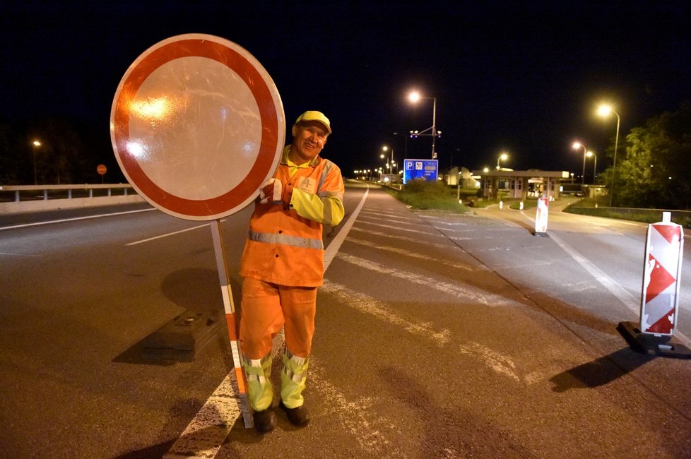 Dělníci odstraňovali v noci na 4. června 2020 zábrany na česko-slovenském hraničním přechodu Břeclav-Kúty na dálnici D2, kde se od půlnoci zrušila omezení nařízená kvůli pandemii koronaviru. Dálnice bude znovu volně průjezdná.