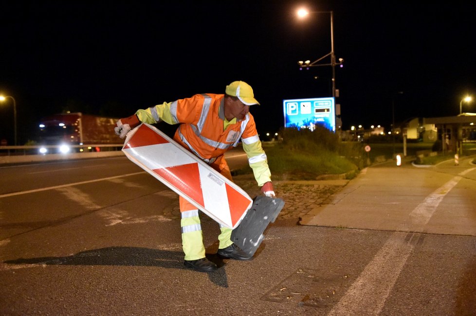 Dělníci odstraňovali v noci na 4. června 2020 zábrany na česko-slovenském hraničním přechodu Břeclav-Kúty na dálnici D2, kde se od půlnoci zrušila omezení nařízená kvůli pandemii koronaviru. Dálnice bude znovu volně průjezdná.