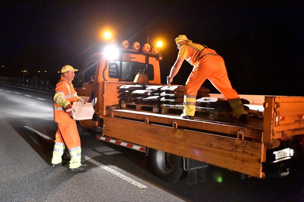 Dělníci odstraňovali v noci na 4. června 2020 zábrany na česko-slovenském hraničním přechodu Břeclav-Kúty na dálnici D2, kde se od půlnoci zrušila omezení nařízená kvůli pandemii koronaviru. Dálnice bude znovu volně průjezdná.
