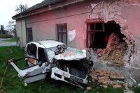 Řidič na Přerovsku narazil do domu: Při nehodě zemřel