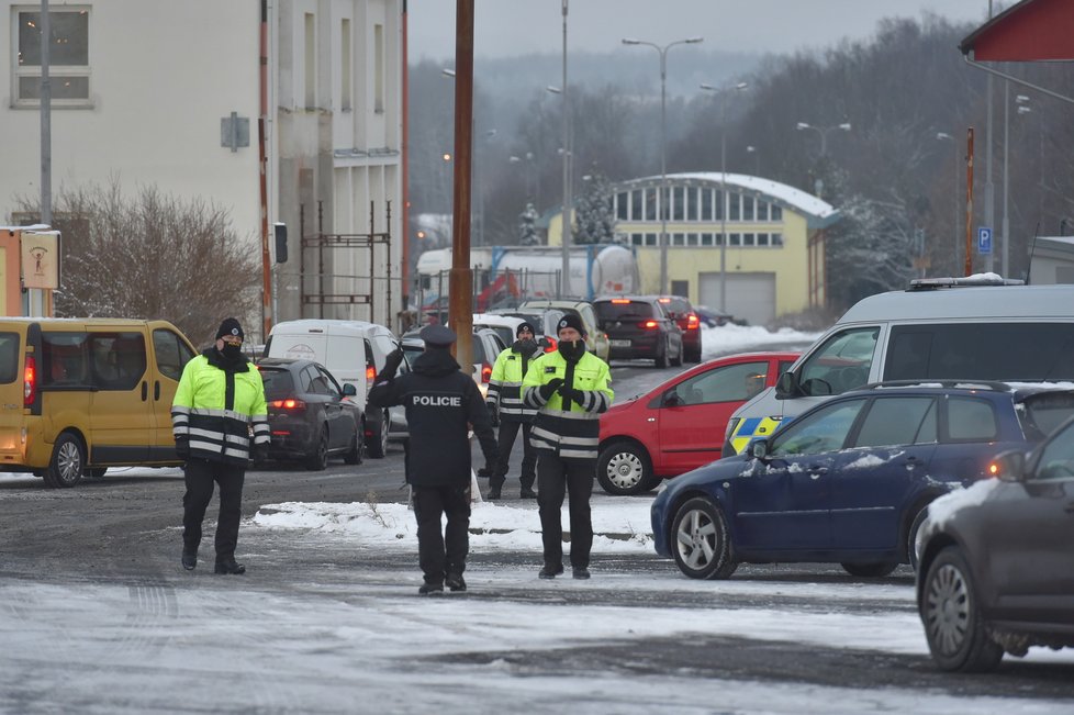 Provoz na hraničním přechodu do Bavorska v Pomezí nad Ohří komplikovaly 25. ledna 2021 kolony. Způsobili je pendleři, kteří čekali na povinné testy na koronavirus (25. 1. 2021).