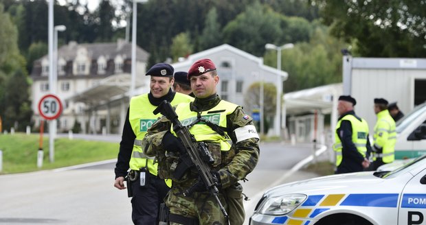 Vojáci s policií chránili hranice: Musíte zrychlit, apeluje Chovanec