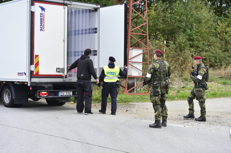 České hranice kontroluje při cvičení kolem 350 policistů a vojáků.