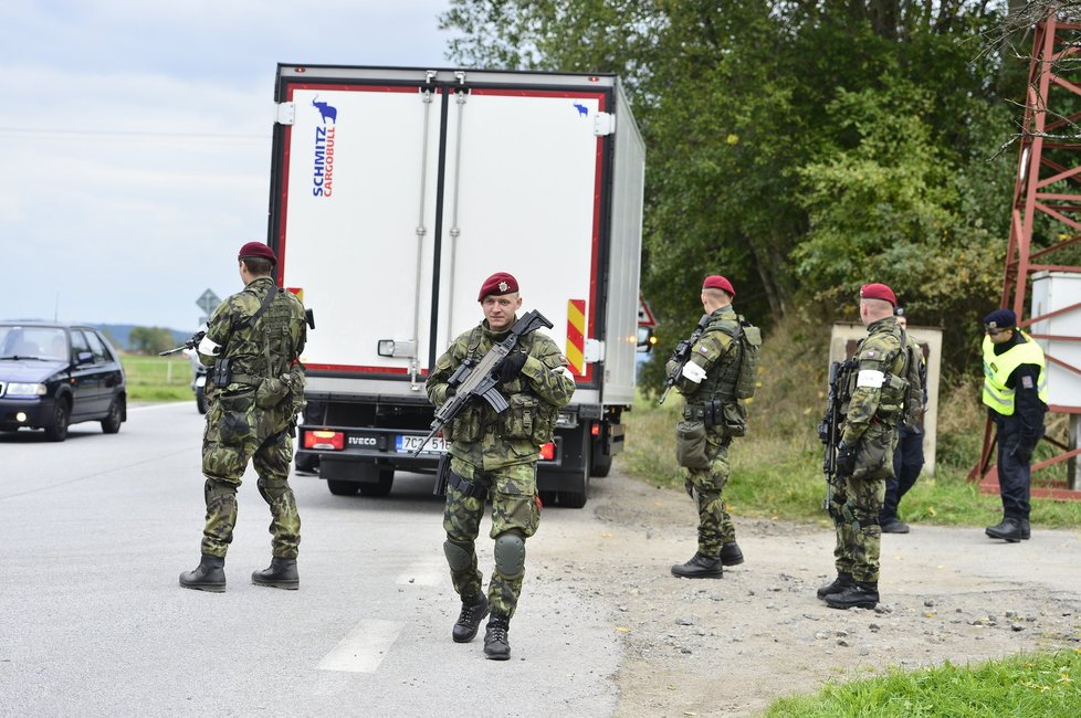 Loňské společné cvičení armády a policie na hranicích