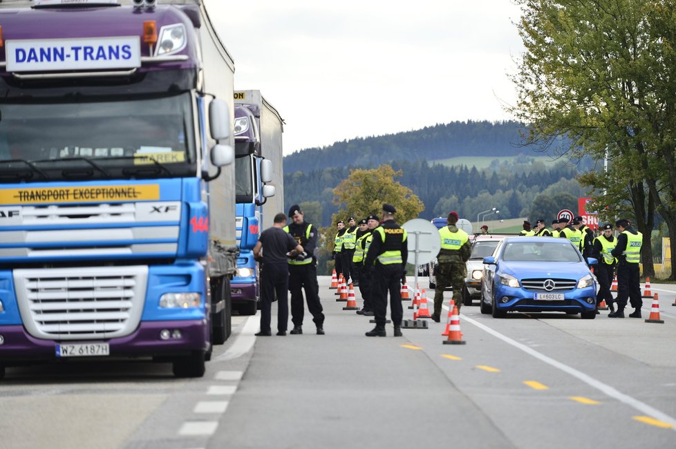 Cvičení zaměřené na kontrolu hranic s Rakouskem se v Česku konalo i loni v září, kdy se zapojila také armáda.České hranice při něm kontrolova kolem 350 policistů a vojáků