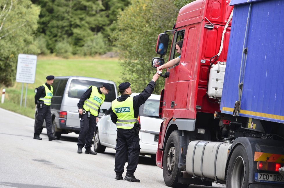 České hranice kontroluje při cvičení kolem 350 policistů a vojáků.