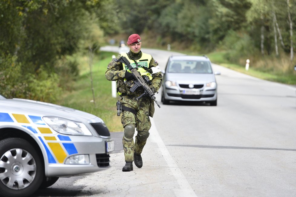 České hranice kontroluje při cvičení kolem 350 policistů a vojáků.