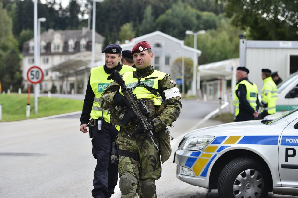 Loňské společné cvičení armády a policie na hranicích