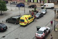 Řidič v Hranicích na Moravě srazil ženu s kočárkem a dalším dítětem: Prý je neviděl