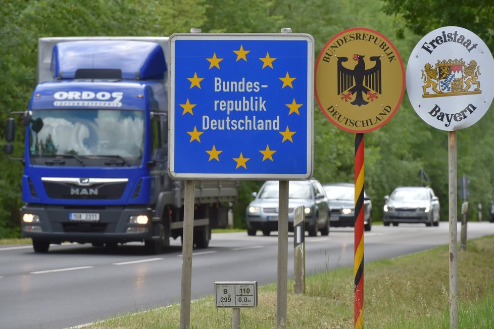 Automobily 5. června 2020 projíždějí přes česko-německou hranici ve Svatém Kříži na Chebsku. Od 12:00 stejného dne lidé jezdí z Německa do České republiky bez povinnosti testu na koronavirus.