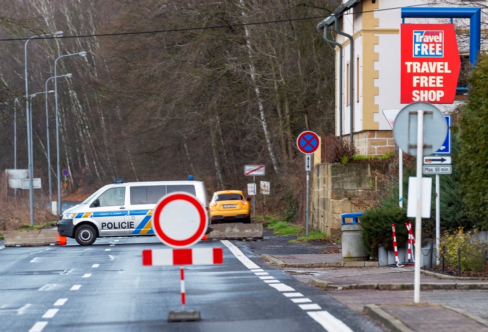 Hlídkující policisté na hranicích s Německem a Rakouskem (14. 3. 2020)