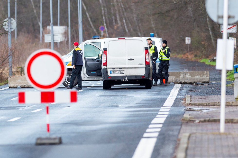 Hlídkující policisté na hranicích s Německem a Rakouskem (14. 3. 2020)