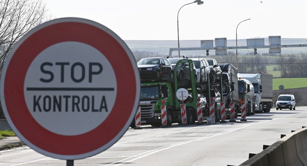 Hlídkující policisté na hranicích s Německem a Rakouskem (14. 3. 2020)