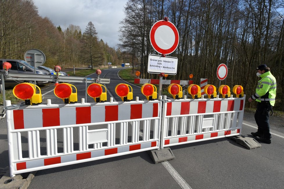 Hlídkující policisté na hranicích s Německem a Rakouskem (14. 3. 2020)