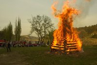 Žhář zapálil hranici připravenou na čarodějnice