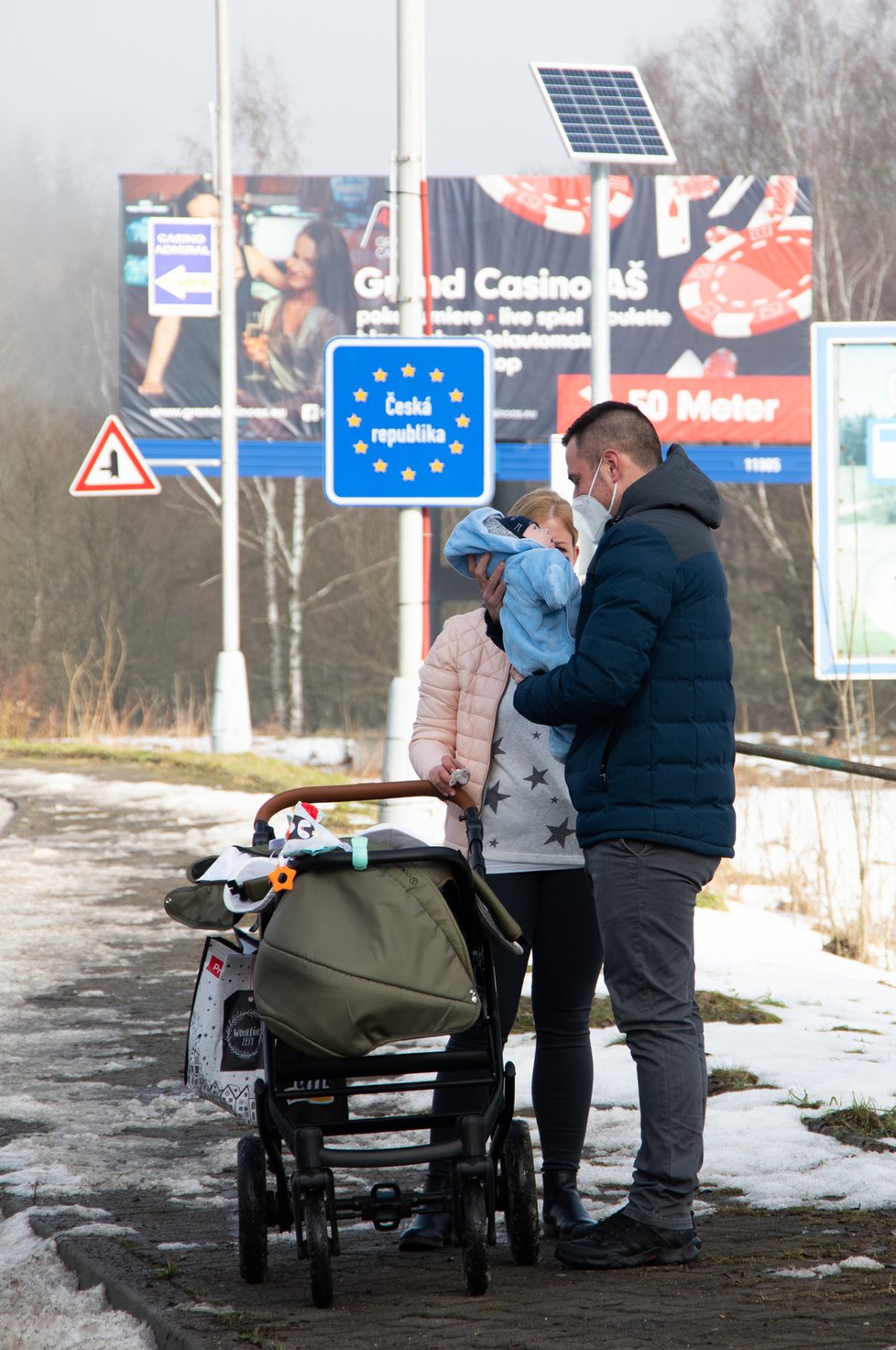 Dojemné setkání na hranicích: Davida oddělila opatření od jeho rodiny.