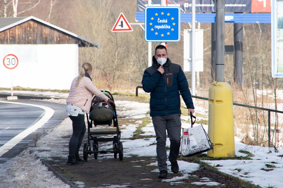 Dojemné setkání na hranicích: Davida oddělila opatření od jeho rodiny.