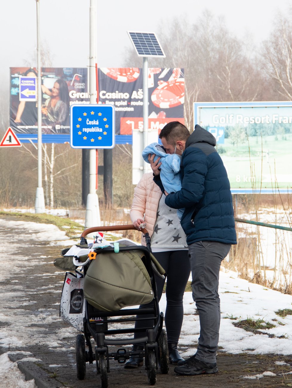 Dojemné setkání na hranicích: Davida oddělila opatření od jeho rodiny.