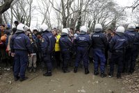 Čeští policisté nám nadávali, tvrdí uprchlická aktivistka. Prezidium to popírá