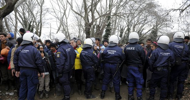 Čeští policisté nám nadávali, tvrdí uprchlická aktivistka. Prezidium to popírá