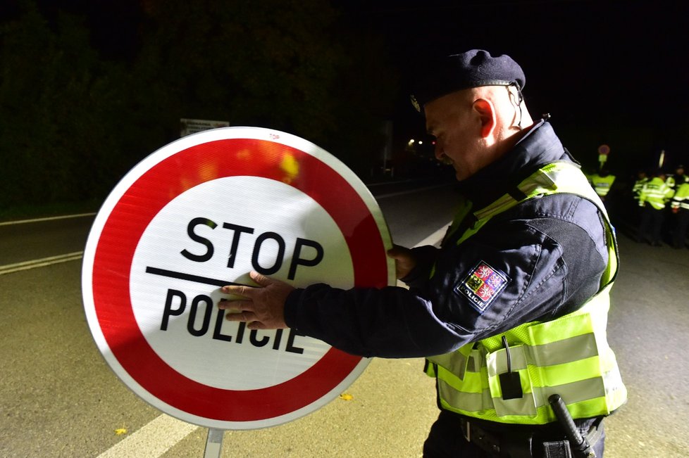 Policie od půlnoci ze středy na čtvrtek provádí kontroly na bývalých hraničních přechodech mezi Českem a Slovenskem. Důvodem je narůstající migrace.