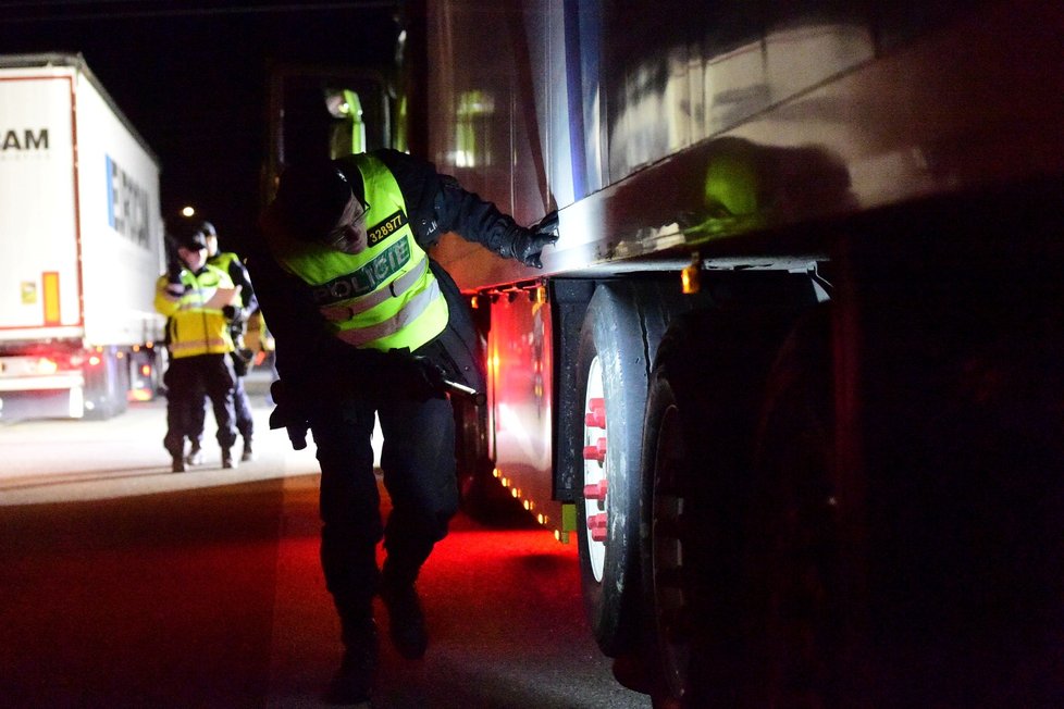 Policie od půlnoci ze středy na čtvrtek provádí kontroly na bývalých hraničních přechodech mezi Českem a Slovenskem. Důvodem je narůstající migrace.