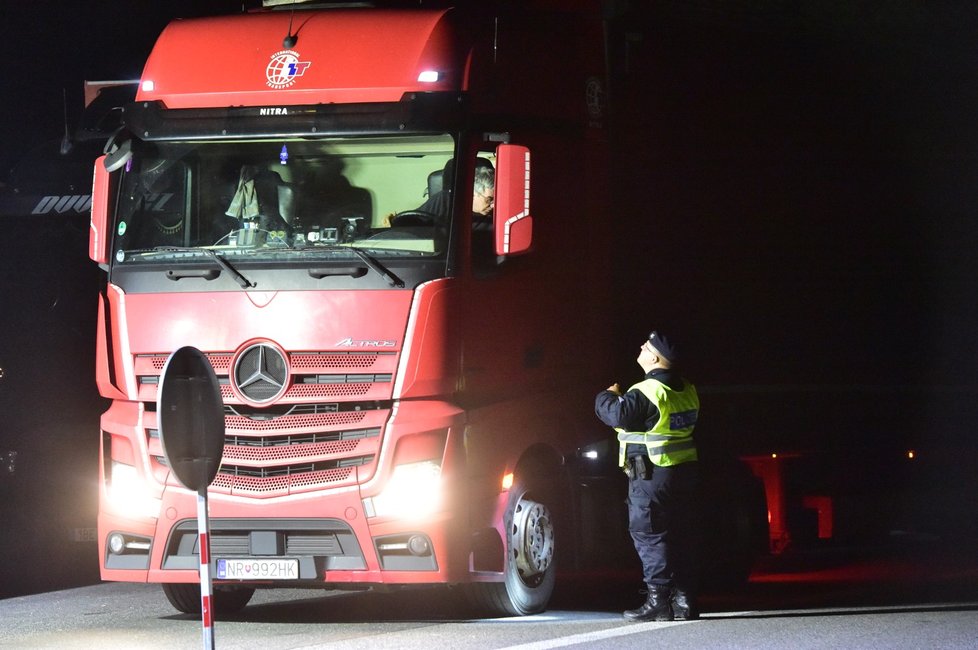 Policie od půlnoci ze středy na čtvrtek provádí kontroly na bývalých hraničních přechodech mezi Českem a Slovenskem. Důvodem je narůstající migrace.