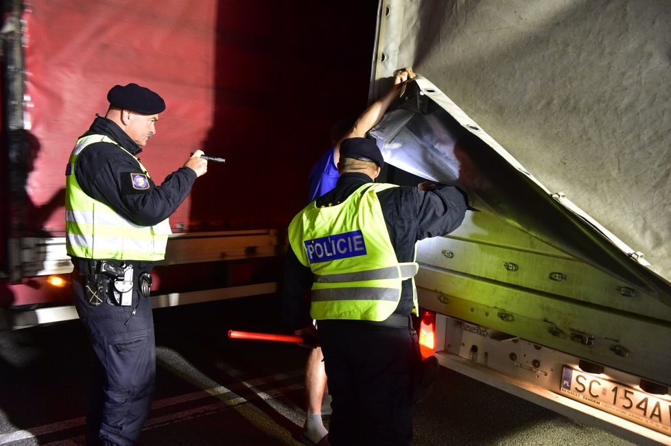 Policie od půlnoci ze středy na čtvrtek provádí kontroly na bývalých hraničních přechodech mezi Českem a Slovenskem. Důvodem je narůstající migrace.