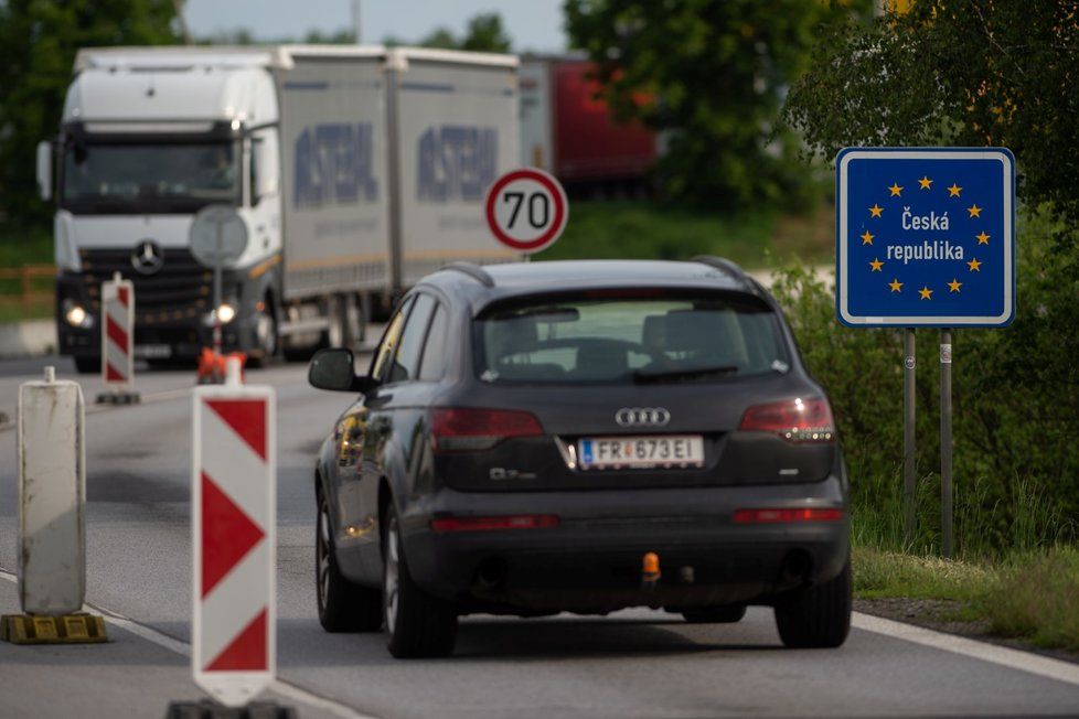 Česko-rakouská hranice v Dolním Dvořišti na snímku pořízeném 4. června 2020. Od stejného dne Rakousko otevřelo hranice po zmírnění koronavirové epidemie. Čeští policisté budou při návratu stále kontrolovat, byť namátkově, zda lidé mají doklad o negativním testu na covid-19.