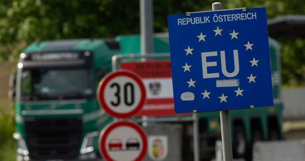 Většina států EU chce k 15. červnu opět otevřít své hranice. Španělsko si ještě počká