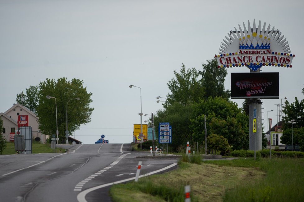 Česko-rakouská hranice v Dolním Dvořišti na snímku pořízeném 4. června 2020. Od stejného dne Rakousko otevřelo hranice po zmírnění koronavirové epidemie. Čeští policisté budou při návratu stále kontrolovat, byť namátkově, zda lidé mají doklad o negativním testu na covid-19.