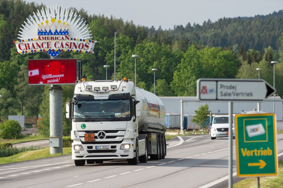 Česko-rakouská hranice v Dolním Dvořišti na snímku pořízeném 4. června 2020. Od stejného dne Rakousko otevřelo hranice po zmírnění koronavirové epidemie. Čeští policisté budou při návratu stále kontrolovat, byť namátkově, zda lidé mají doklad o negativním testu na covid-19.