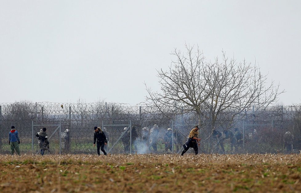 Napětí na řecko-turecké hranici roste. Policie proti migrantům vytáhla slzný plyn.