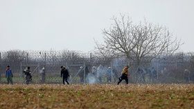 Napětí na řecko-turecké hranici roste. Policie proti migrantům vytáhla slzný plyn.