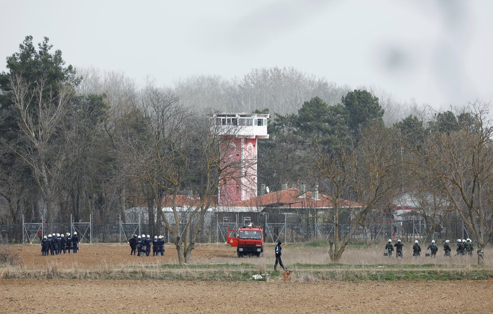 Napětí na řecko-turecké hranici roste. Policie proti migrantům vytáhla slzný plyn.