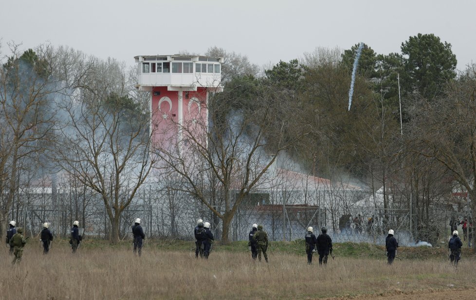 Napětí na řecko-turecké hranici roste. Policie proti migrantům vytáhla slzný plyn.