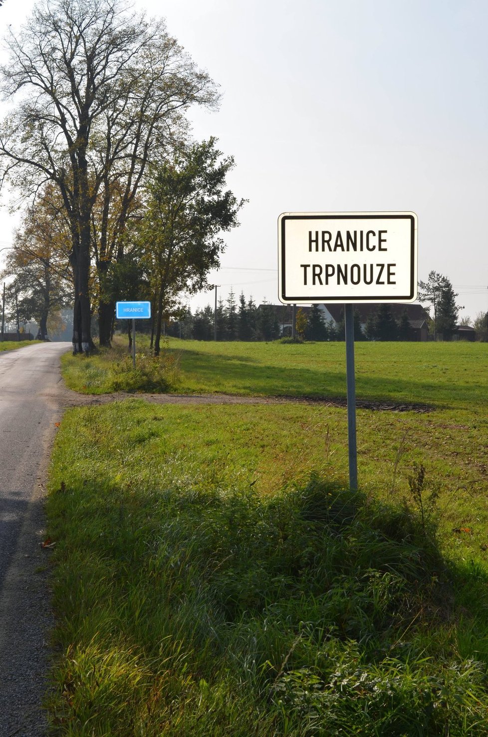 Vpravo začátek obce Hranice, která se táhne 4 kilometry. Vpravo přes silnici obec Trpnouze.