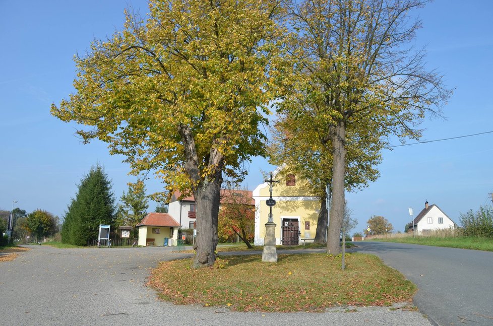 Centrum obce - Na návsi v obci Hranice je autobusová zastávka, telefonní budka, poštovní schránka, vývěsní deska obecního úřadu a kaplička.