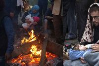 Místo ráje zažívají uprchlíci peklo: Děti padají únavou, lidé mrznou na kost
