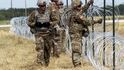 Američtí vojáci staví na hranicích s Mexikem plot z ostnatého drátu
