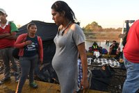 Těhotná migrantka (16) s dítětem kritizuje detenci v USA. Jídlo jí nevonělo