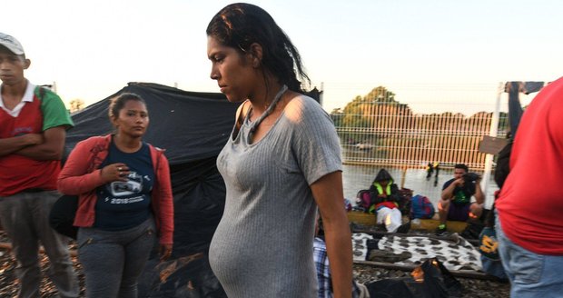 Těhotná migrantka (16) s dítětem kritizuje detenci v USA. Jídlo jí nevonělo