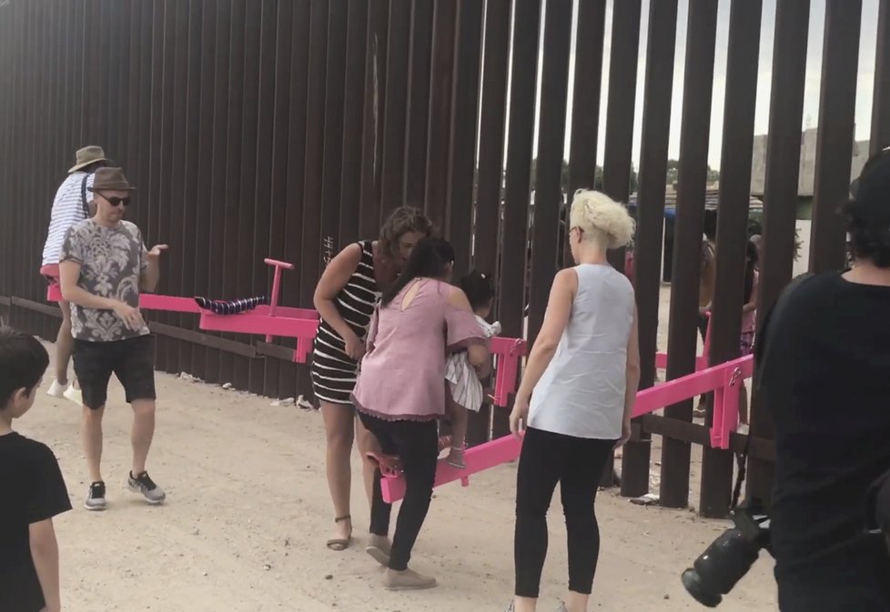 Houpačky na americko-mexické hranici.