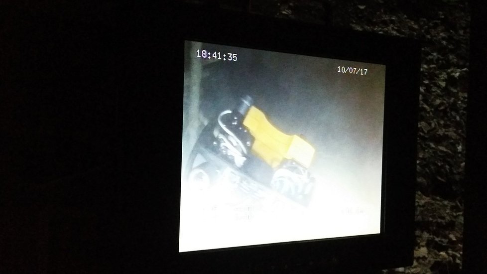 Sondu z hranické propasti vyprostil policejní robot.