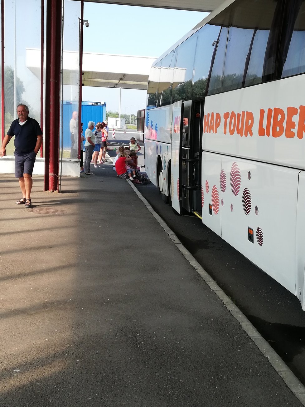 Turisté strávili na hranicích více než 12 hodin