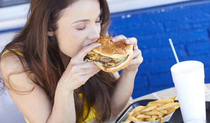 Milujete tučná jídla? 6 varovných příznaků, že už jich má tělo dost